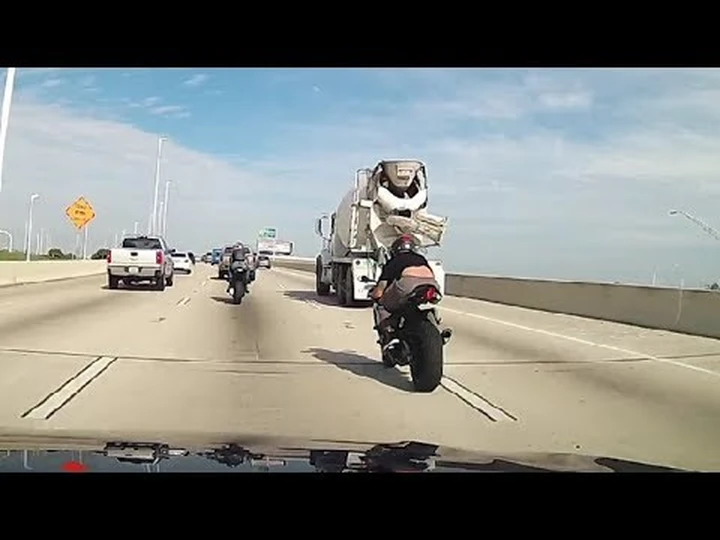 Incidente mortale in Florida: sbatte con la moto e vola dal cavalcavia [Video]