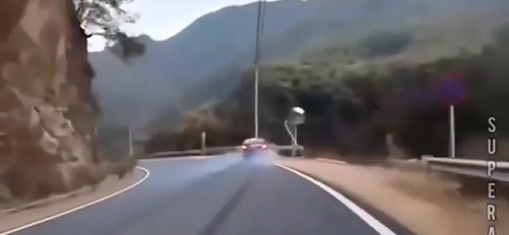 Sorpassa una moto, si schianta e precipita nel burrone