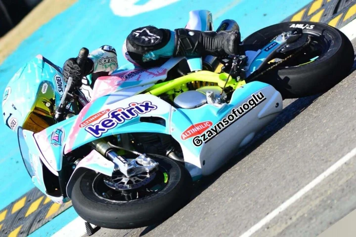 Zayn Sofuoglu stupisce ancora: piega estrema sulla BMW M 1000 RR