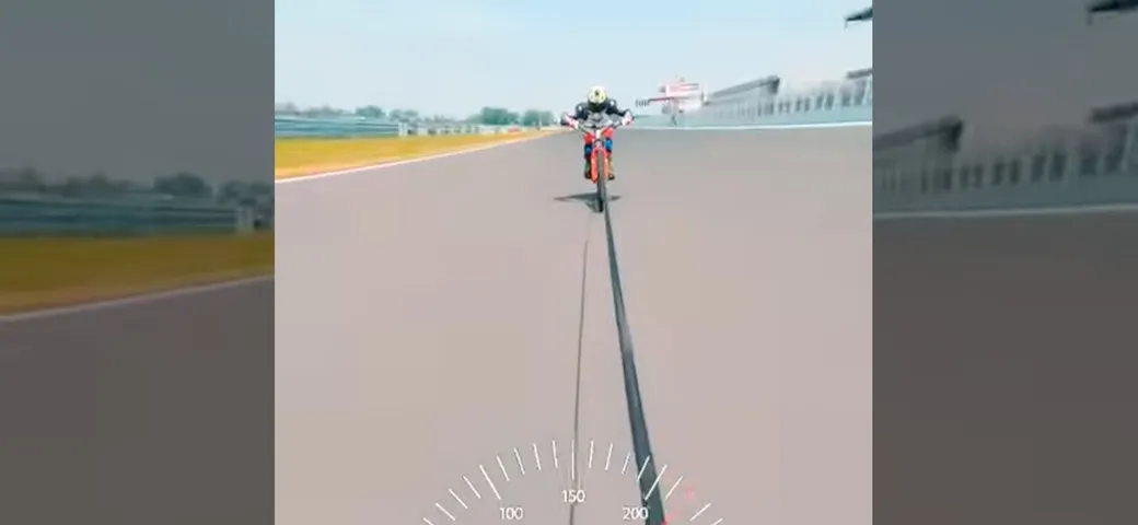 A 221 km/h in bicicletta, trainato da una Honda CBR1000RR-R: il video