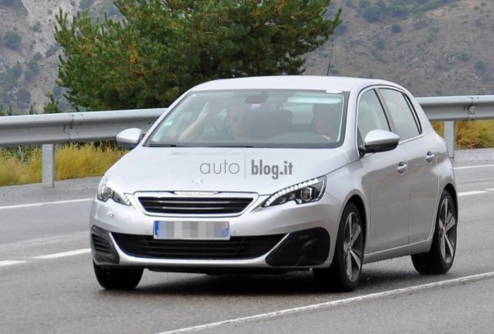 Peugeot 308 GTi: foto spia su strada