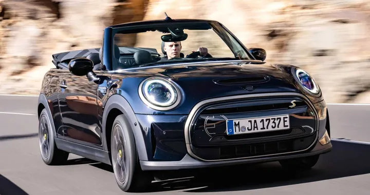 Mini Cooper SE Cabrio: la scoperta diventa alla spina