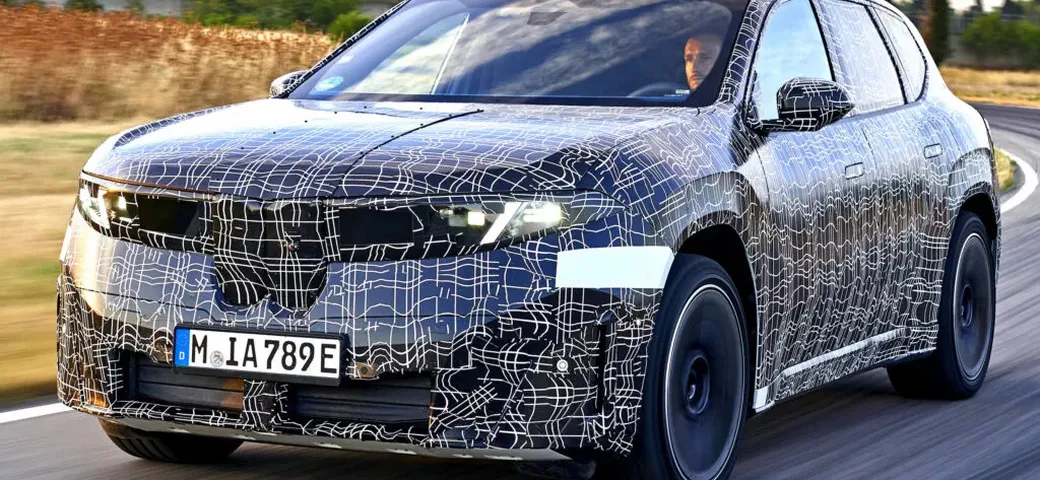 Prototipo di BMW iX3 Neue Klasse combina un disastro: brutto incidente
