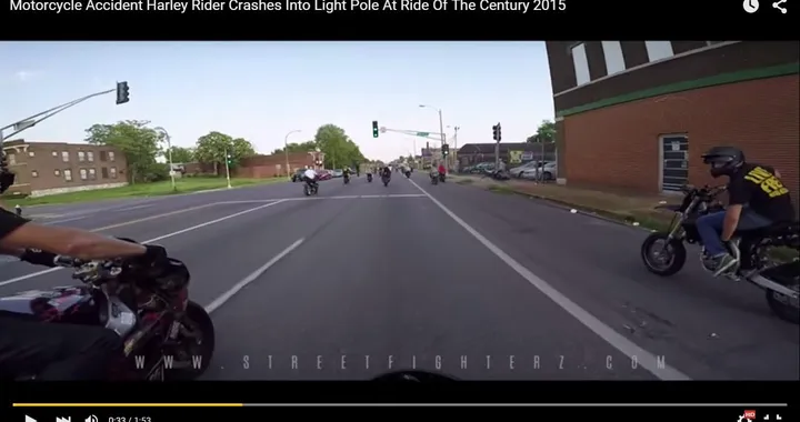 Motociclista esaltato finisce contro il semaforo, che butta giù [Video]