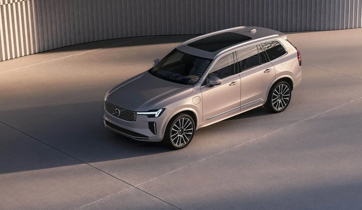 Volvo XC90 2025: restyling, nuove tecnologie e powertrain ibridi per la SUV di lusso