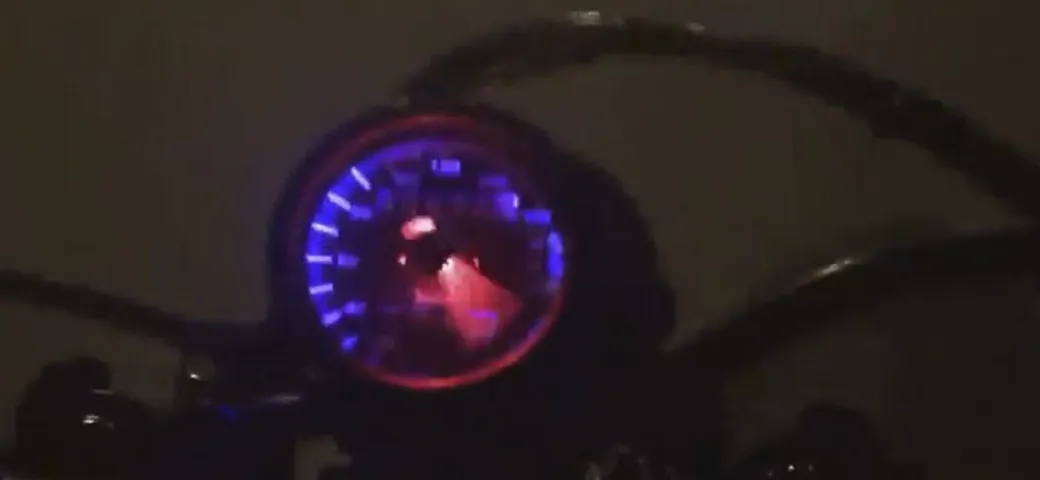 Moto con tachimetro acrobatico e supersonico [Video]
