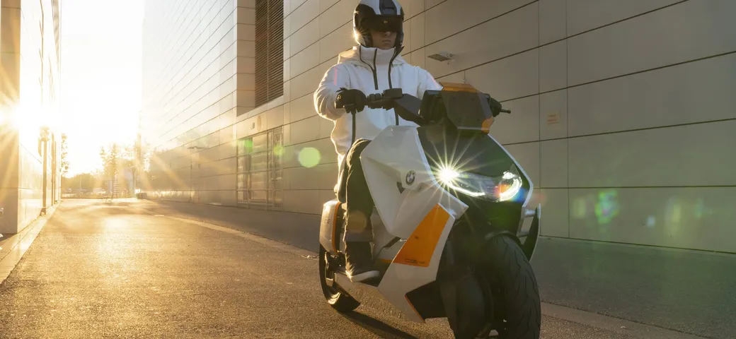 BMW svela Definition CE 04: l'elettrico che vuole rivoluzionare il segmento degli scooteroni