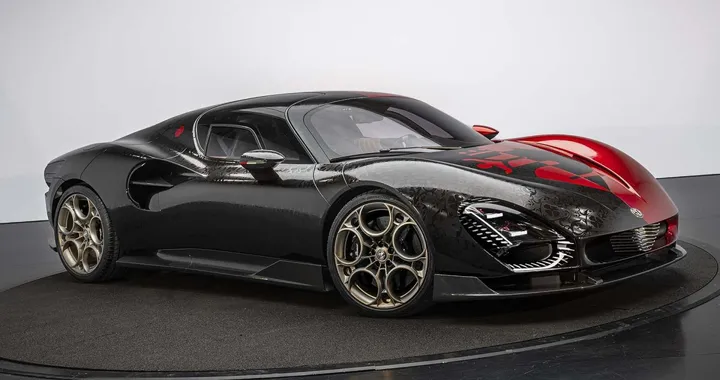 Alfa Romeo 33 Stradale, a Parigi debutta la livrea damascata: un capolavoro da oltre 630 CV