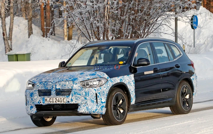 BMW iX3: le foto spia