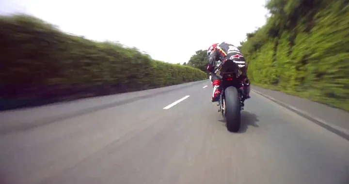 TT2016: Conor Cummins raggiunge e sorpassa Michael Rutter!