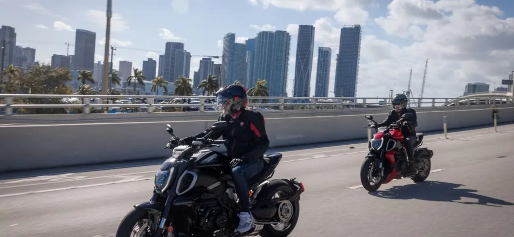 Alta velocità e alta cucina: Massimo Bottura e Ducati Diavel V4 dominano Miami