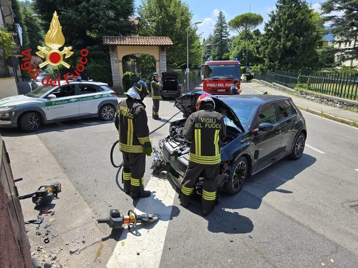 Renault 5 E-Tech contro un muro, intervengono i Vigili del Fuoco