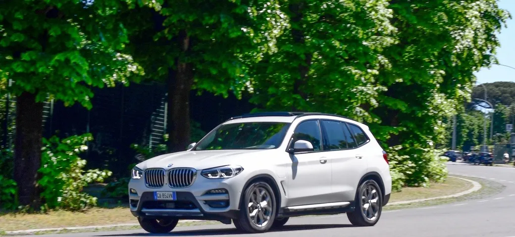 BMW X3 30e: prova su strada
