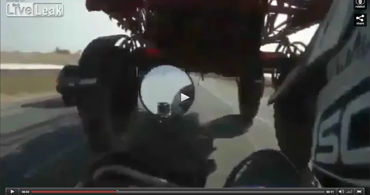 In moto sotto il trattore [Video]