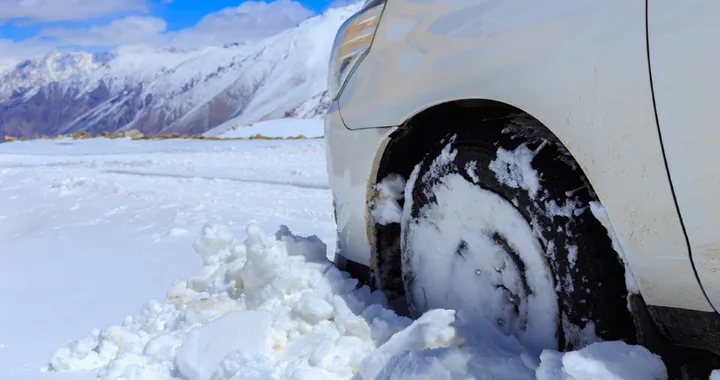 Costretto a prendere l'autostrada per una nevicata rifiuta il pedaggio