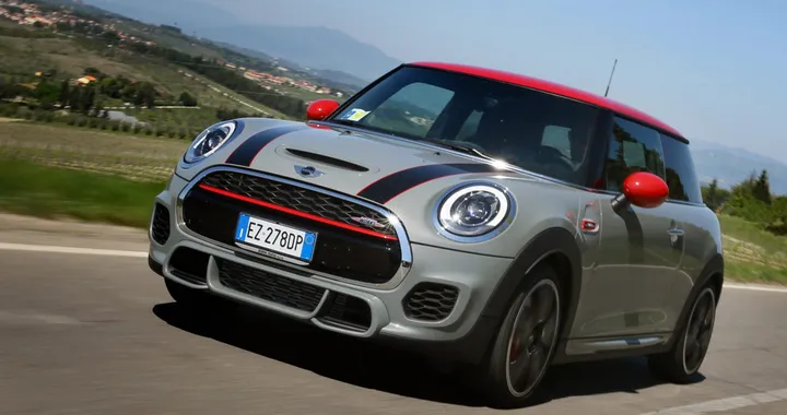 Mini JCW in pista a Goodwood [Video]