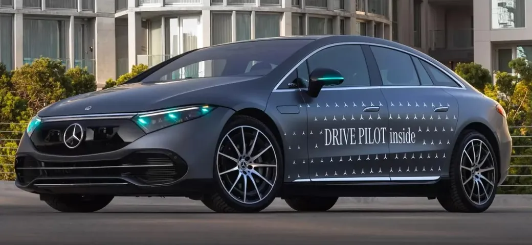 Mercedes EQS utilizzerà un'illuminazione speciale mentre è attiva la guida autonoma