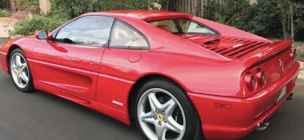 Sembra una Ferrari F355 GTS, ma sotto non ha un motore di Maranello