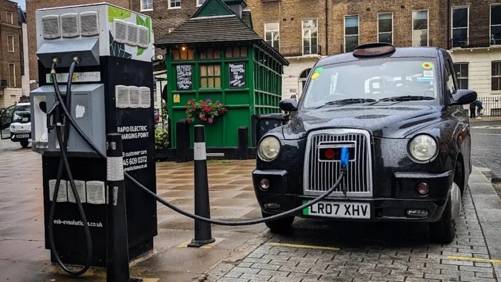 L'auto elettrica rallenta pesantemente in UK: il governo vara un piano di incentivi