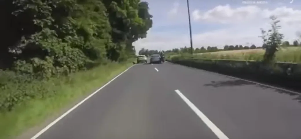 Motociclista buttato giù da un automobilista che scappa [Video]
