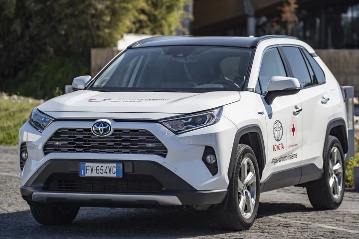 Coronavirus, Toyota fornisce una flotta di veicoli alla Croce Rossa Italiana