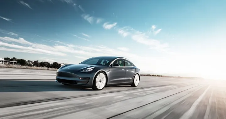 Elettriche e ibride plug-in: negli USA il 20% dei clienti ritorna alle auto termiche