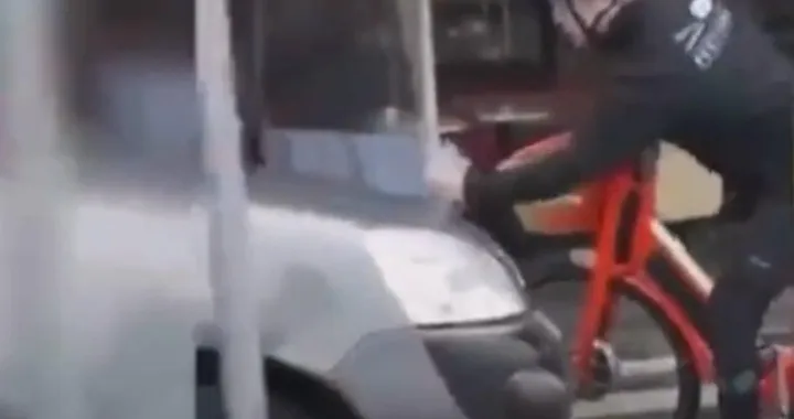 Shock: automobilista prende a pugni un ciclista e lo getta nel fiume [Video]
