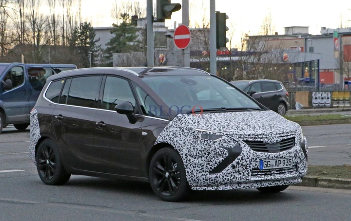 Opel Zafira: foto spia del facelift