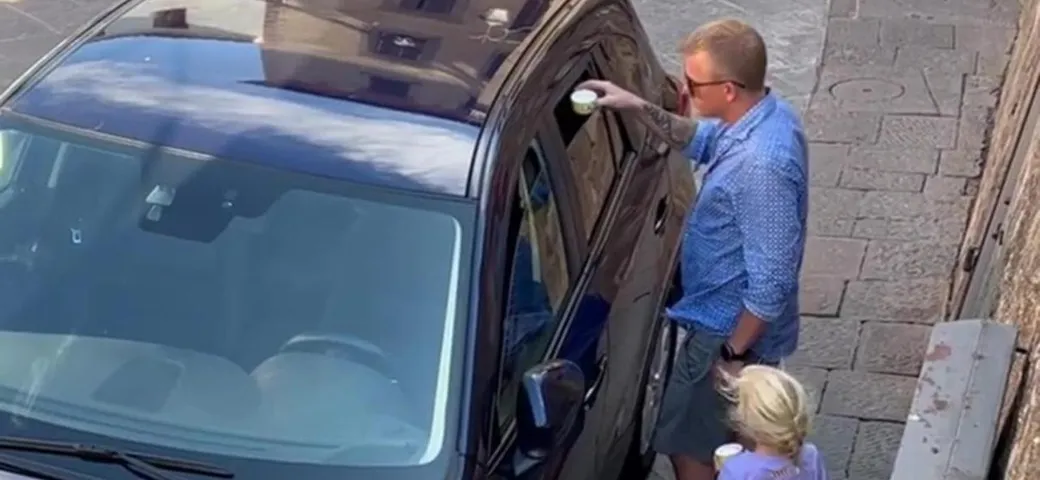 Kimi Raikkonen aiuta un cane intrappolato in un'auto al sole