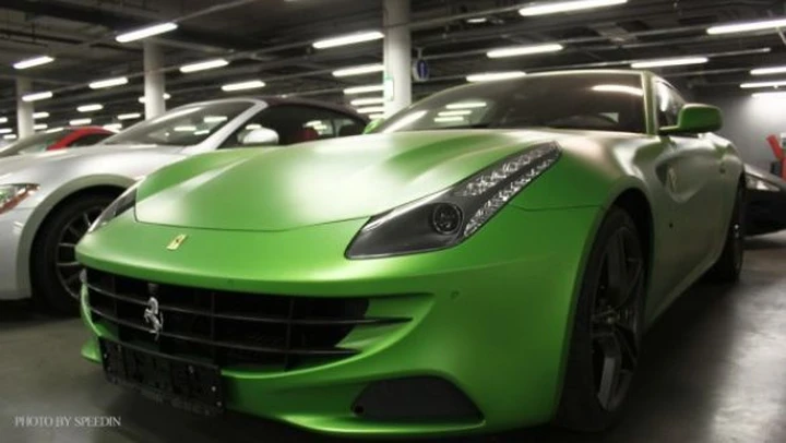 Ferrari FF: vi piace in tinta verde pisello opaco?