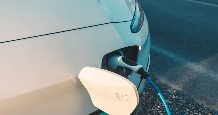 Le colonnine di ricarica elettrica sbarcano nei distributori: cosa cambia