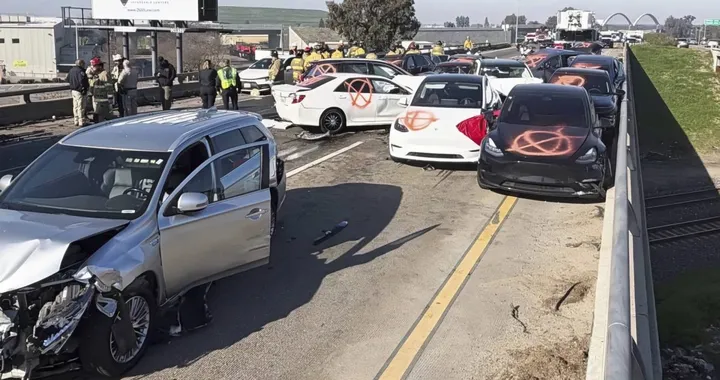 La fitta nebbia innesca un tamponamento a catena con 17 veicoli