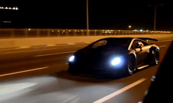 Una Lamborghini Sesto Elemento in giro per le strade arabe [Video]