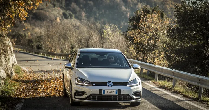 Volkswagen Golf R: prova su strada [Video]