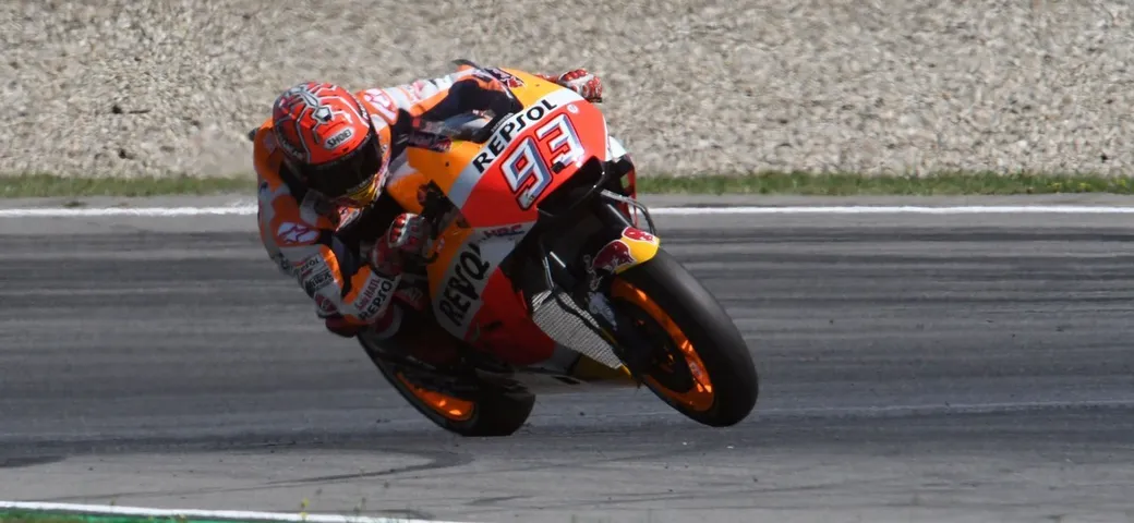 MotoGP, Marc lo “stratega” domina la corsa e vola nel mondiale