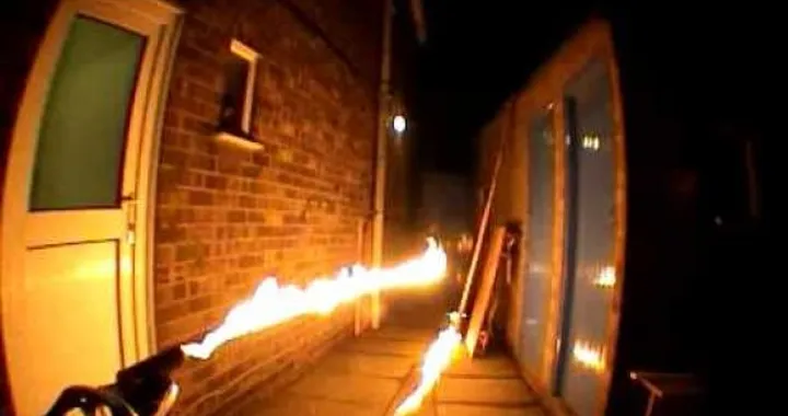 Video: uno scooter lanciafiamme