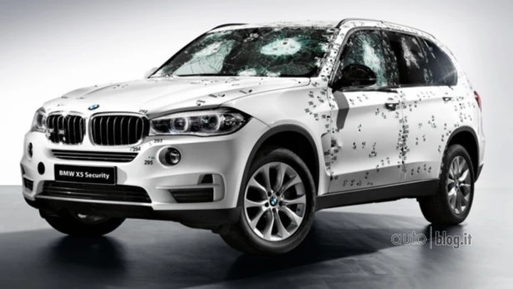 Come si vende una BMW blindata? Sparandogli!
