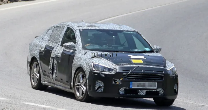 Ford Focus 2018: foto spia su strada
