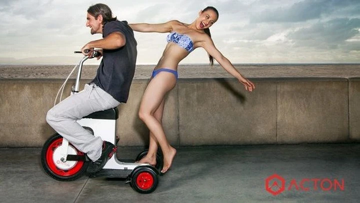 Acton M: il micro-scooter elettrico a tre ruote pronto nel 2014 [video]