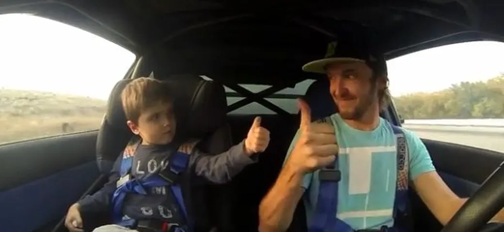 Il bambino sull’auto in drift, un anno dopo
