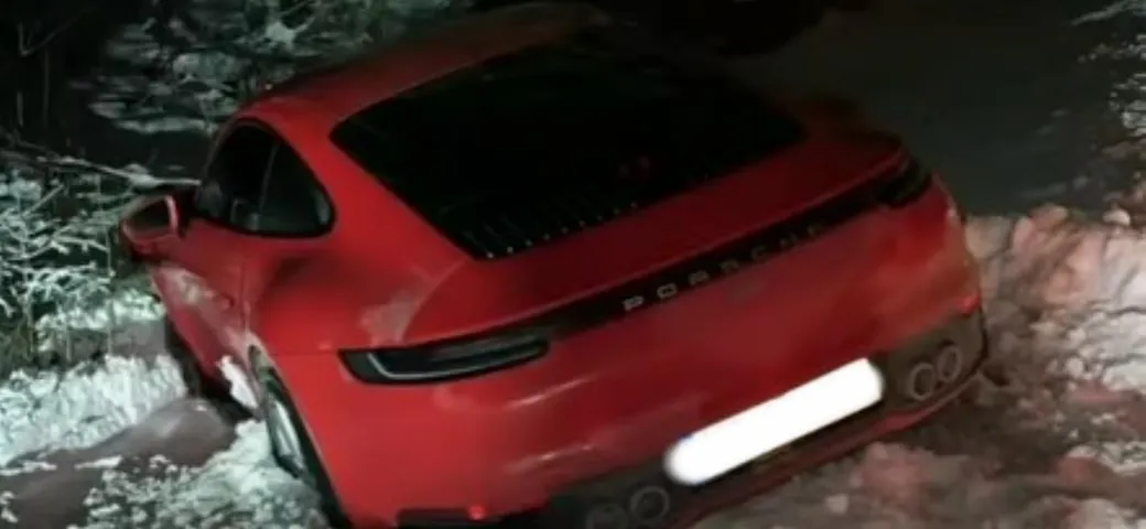 Toyota GR Yaris recupera una Porsche 911 sulla neve [Video]