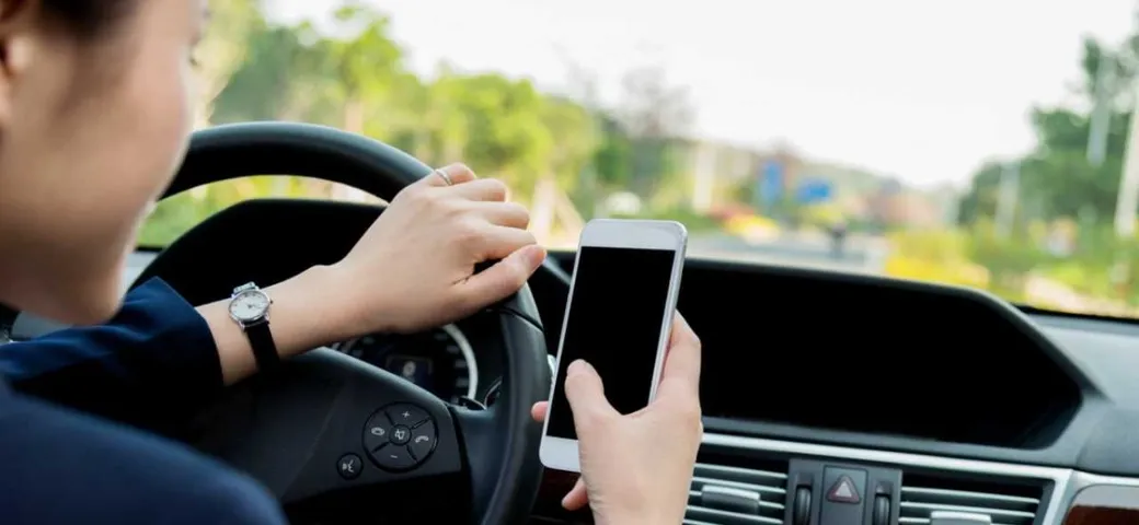 In un mese 384 multe per uso del cellulare alla guida: città sotto scacco