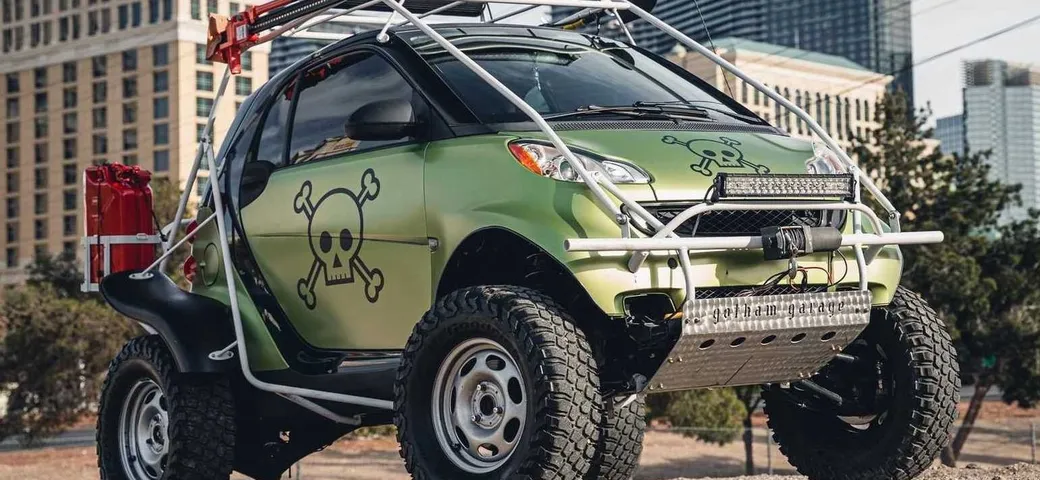 La piccola Smart diventa un Monster Truck con Gotham Garage