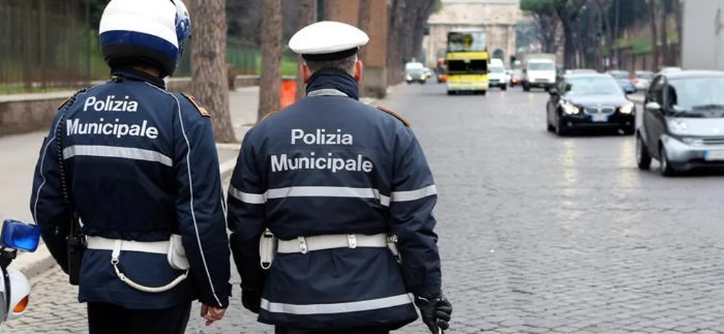 Ragazzini obbligati dai vigili a pagare multe di altri
