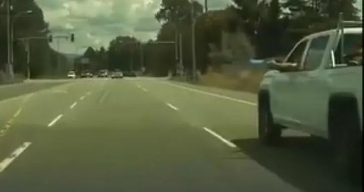 Guida in modo spericolato e viene multato grazie alla dashcam della Tesla [Video]