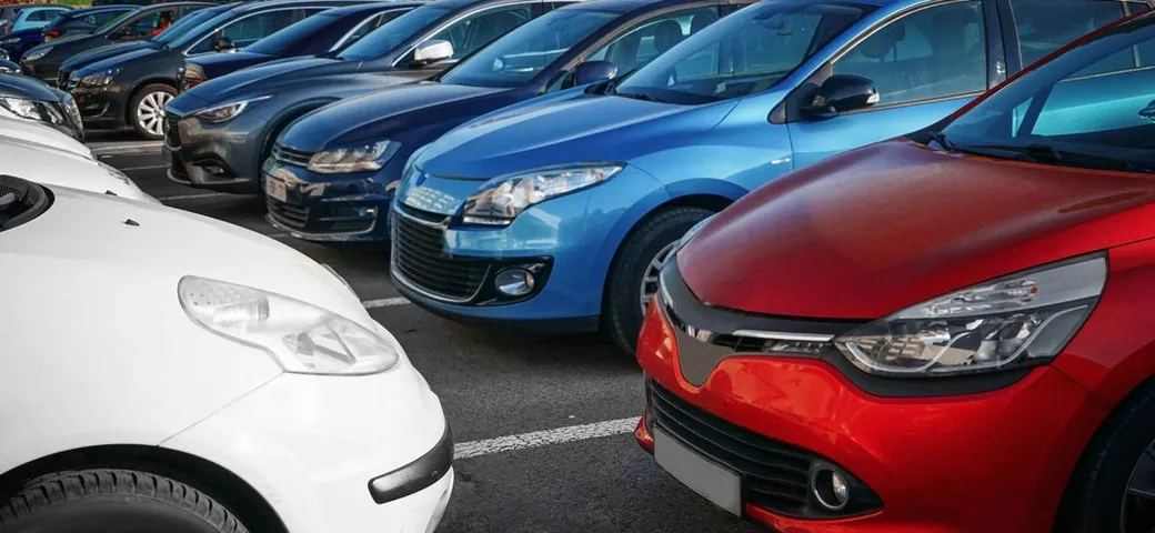 Auto rosse e multe: mito o realtà? Cosa dice davvero la legge (e le statistiche)