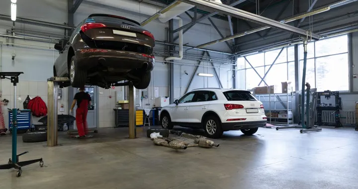 Sempre più auto ma meno riparatori: le officine sono poche e care