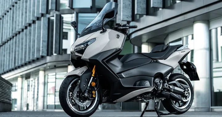 Yamaha TMAX 2025: il maxi scooter sportivo si rinnova con design aggressivo e tecnologia avanzata