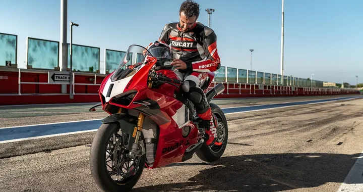 Ducati presenta la collezione di abbigliamento 2024