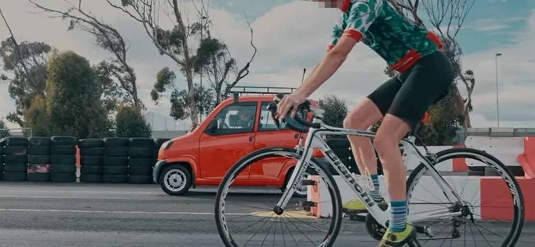 Bici contro quadriciclo: l'incredibile drag race [Video]